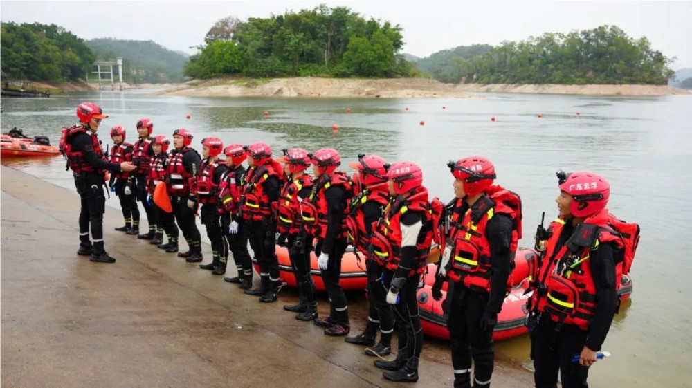 The remote-controlled lifebuoy Y20, the flying lifebuoy Yinglong No.1, and the surface mobile rescue stretcher H10 underwent practical testing during the 